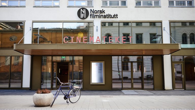 Foto. Fasaden og inngangen til Norsk filminstitutt og Cinemateket